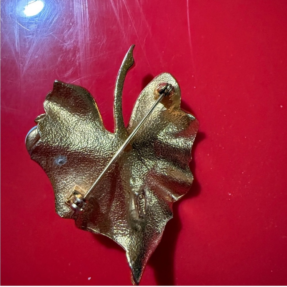 Vintage Bee On Leaf Spring Type Pin Signed ART Unique Whimsical brooch Rare - Picture 3 of 4